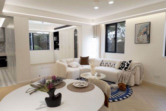 Yard/big living/3brs/newly/floor heat/changning Hongqiao station line3/4/10