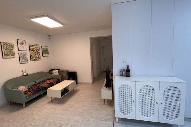 Nice shared apt Only 8 mins walk to line 2/11 Jiangsu Road station