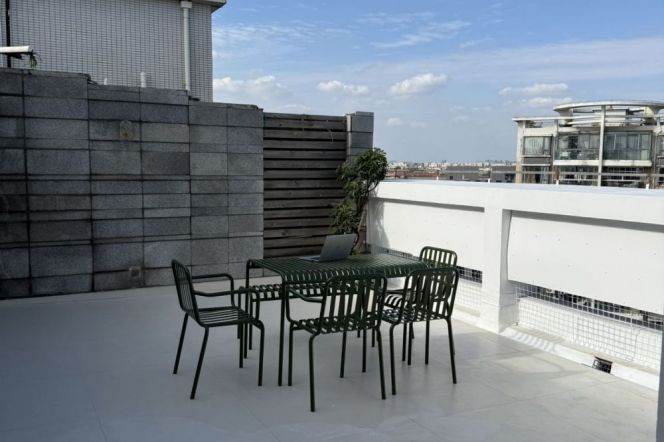 4 Brs, 3 Baths, 200 sqm with Terrace, Parking lot, Floor Heating @ Longxi rd L10