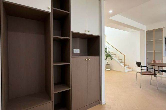 4 Brs, 3 Baths, 200 sqm with Terrace, Parking lot, Floor Heating @ Longxi rd L10