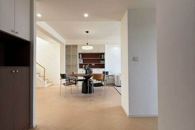 4 Brs, 3 Baths, 200 sqm with Terrace, Parking lot, Floor Heating @ Longxi rd L10