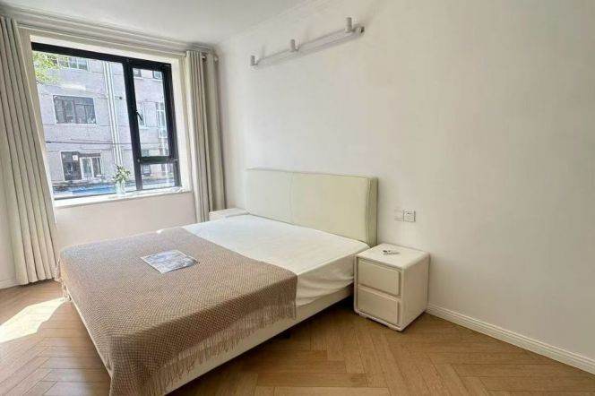 Furnished double south facing 1br-Zhongshan Park