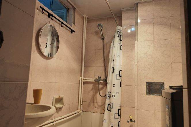 Park view flat looking for a female roommate 