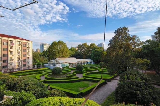 Park view flat looking for a female roommate 