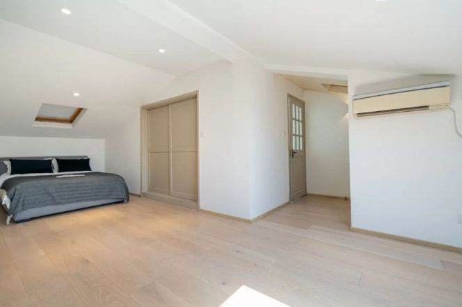 Hengshan Road subway Station, a three-story duplex on the top floor with a terrace