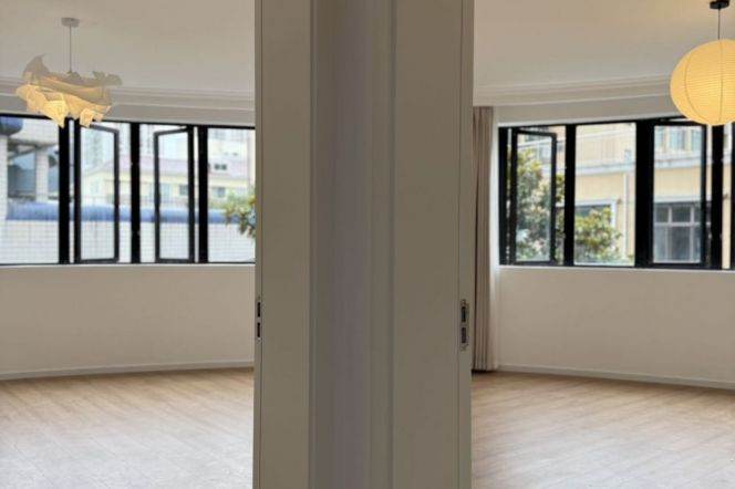 4-bedroom apartment in Zhongshan Park with floor heating. Parking space available for rent