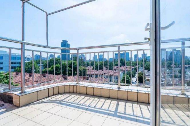 Hengshan Road subway Station, a three-story duplex on the top floor with a terrace
