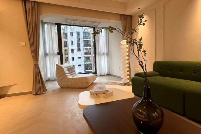 3 Brs, 2 Baths, 130 sqm with Lots of storage in Gubei @ Longbai xincun L10