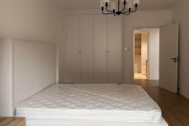 4-bedroom apartment in Zhongshan Park with floor heating. Parking space available for rent