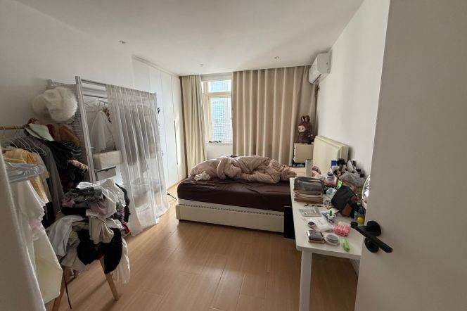 【Sublease | Jing'an Luxury One-Bedroom Apartment | Next to Cages| Near Metro | Heyi Plaza】