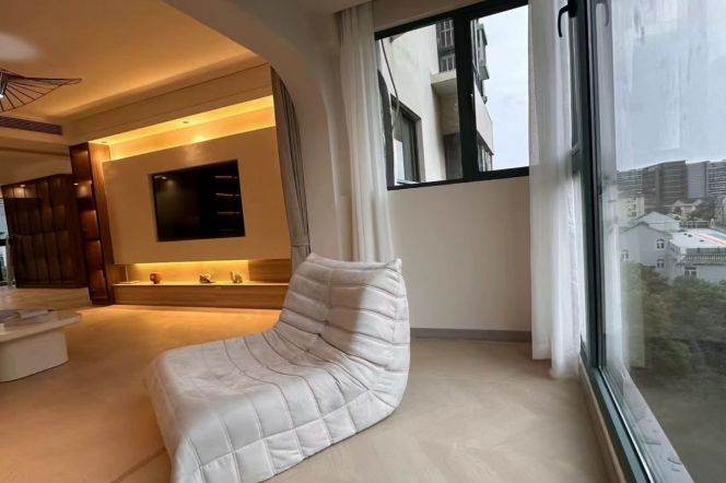 3 Brs, 2 Baths, 130 sqm with Lots of storage in Gubei @ Longbai xincun L10