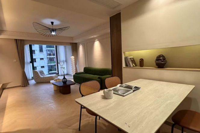 3 Brs, 2 Baths, 130 sqm with Lots of storage in Gubei @ Longbai xincun L10