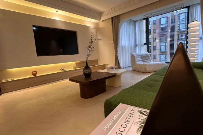 3 Brs, 2 Baths, 130 sqm with Lots of storage in Gubei @ Longbai xincun L10