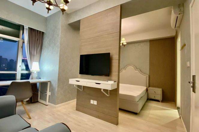 1Master Room shared apt with elevator near Xujiahui can long and short lease