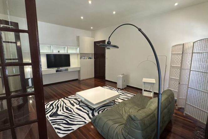 High ceiling Quiet House 1BR Terrace Hengshan rd 9k