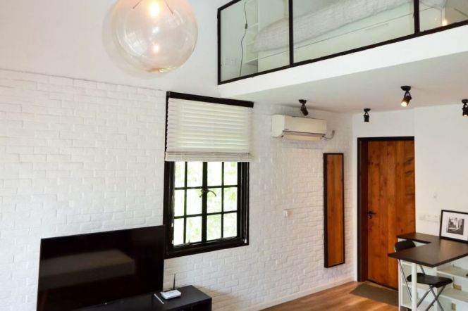 1 br charming old house &high ceiling &balcony/Fumin rd 9K