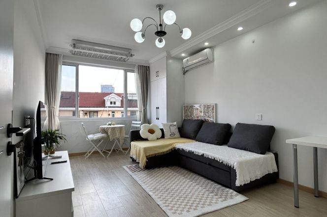 Bright 1BR Apt / Zhong Shan Park /Sapcious 1Br + elevator 8.9K