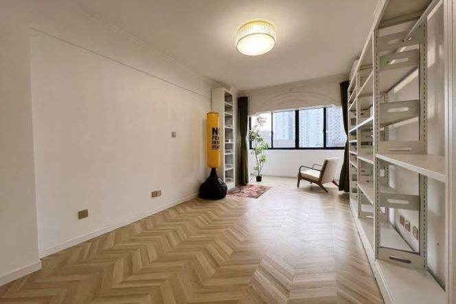 Changshou Rd,  Spacious 2br,130sqm,elevator,south facing 