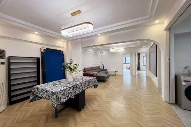 Changshou Rd,  Spacious 2br,130sqm,elevator,south facing 