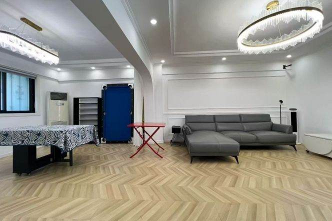 Changshou Rd,  Spacious 2br,130sqm,elevator,south facing 