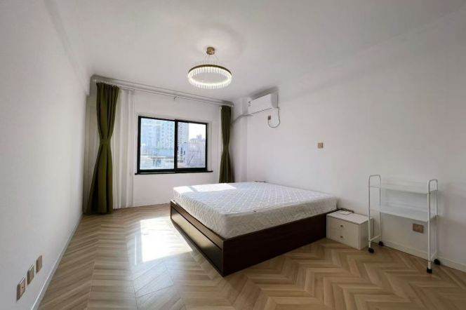 Changshou Rd,  Spacious 2br,130sqm,elevator,south facing 