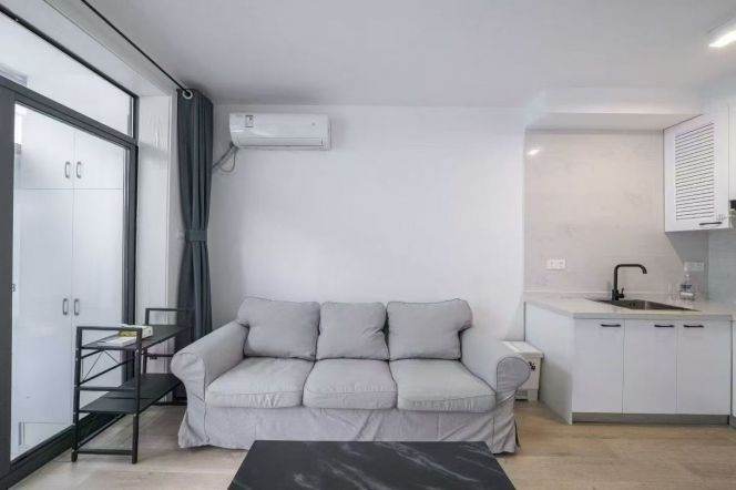 Modern cozy 2BR w private yard / near iapm  