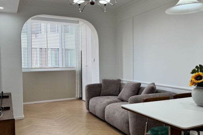 Modern 1Br 70Sqm +elevator /Balcony/Wuning rd & Caoyang rd Metro L13&14