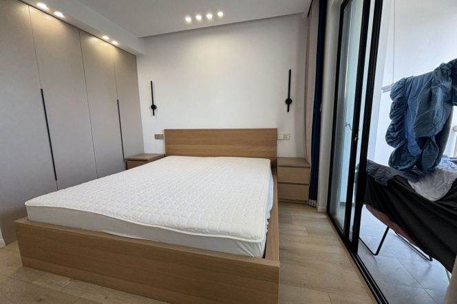 Super nice modern 4 br 22K cozy bright with big open balcony golden location M1/2/8 People Square 