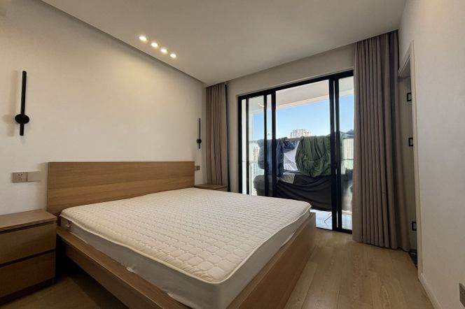 Super nice modern 4 br 22K cozy bright with big open balcony golden location M1/2/8 People Square 