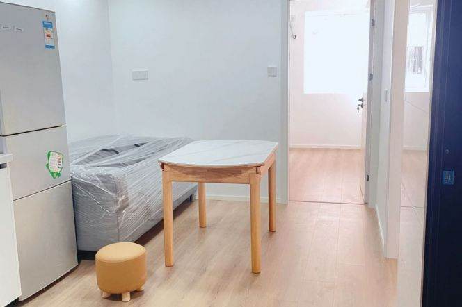 2 br newly renovated Apt &elevator &open kitchen/Hengshan rd 9K