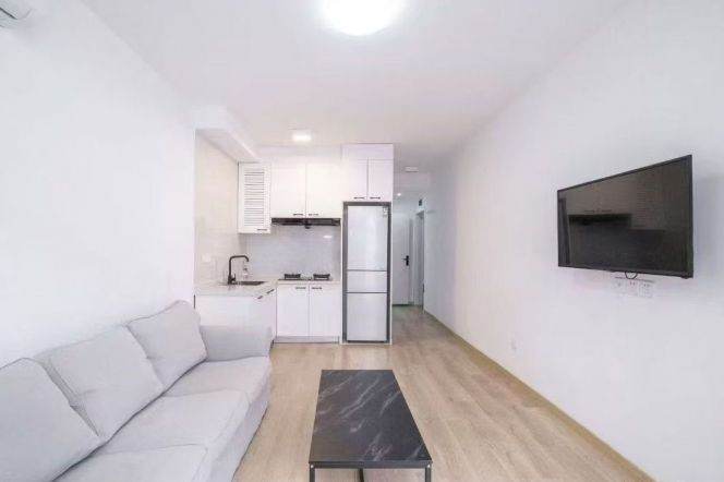 Modern cozy 2BR w private yard / near iapm  