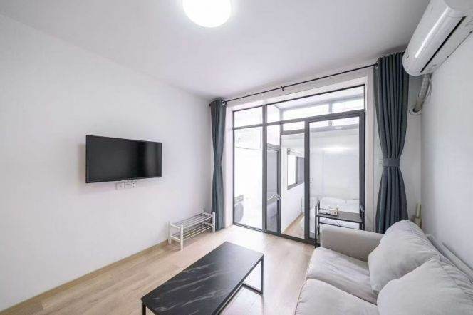 Modern cozy 2BR w private yard / near iapm  