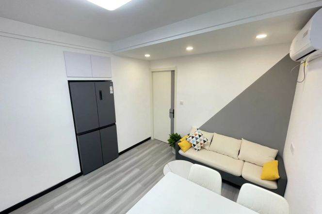 Nice 1BR+1LR/Hongqiao RD Sta M3/4/10/3F/50sqm/6.6K