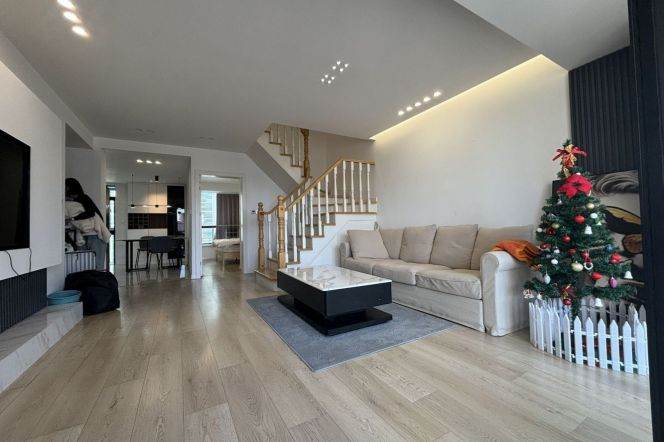 Super nice modern 4 br 22K cozy bright with big open balcony golden location M1/2/8 People Square 