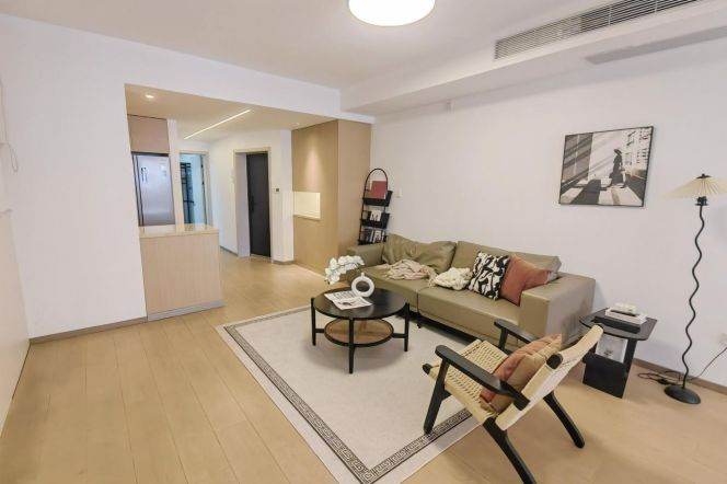 Spacious 3 br with Good price  5 mins walking to L 3/4/10 HongQiao Rd St.+ YiShan Rd 