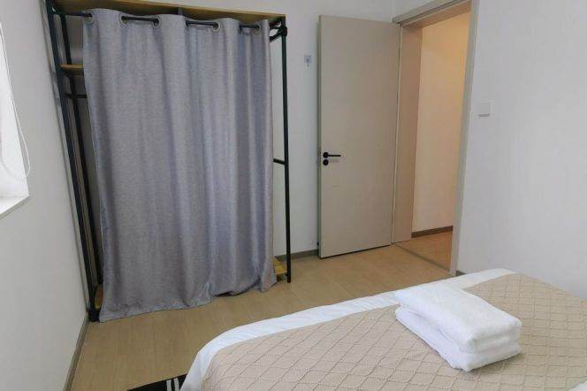 Spacious 3 br with Good price  5 mins walking to L 3/4/10 HongQiao Rd St.+ YiShan Rd 