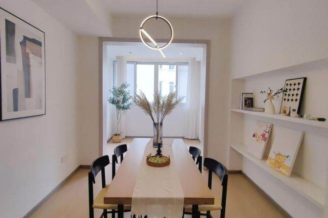 Spacious 3 br with Good price  5 mins walking to L 3/4/10 HongQiao Rd St.+ YiShan Rd 