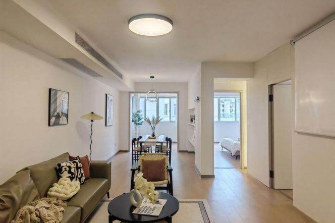 Spacious 3 br with Good price  5 mins walking to L 3/4/10 HongQiao Rd St.+ YiShan Rd 