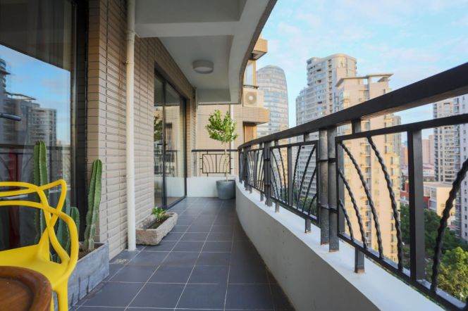 Morden 4brs with floor heating and balcony in Xujiahui