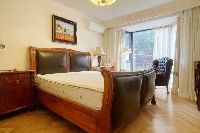 3Brs+2Bths+Yard L10/15