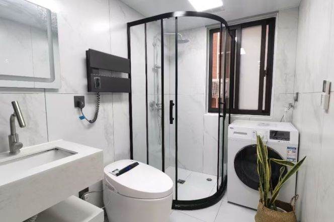 Modern clean bright Apt has central AC  super close @ line 2, 15 