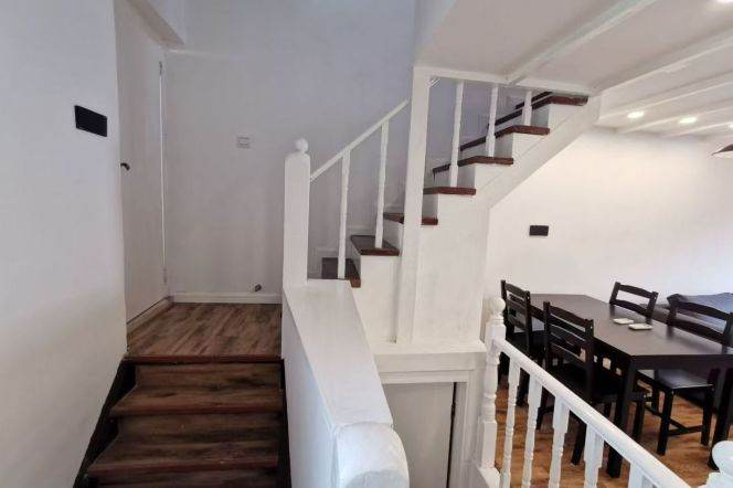 Full furnished 1br/2living & balcony/bathtub @South Shanxi Rd & Line 1/10/12