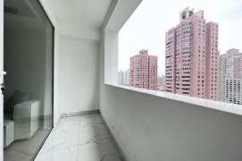 Zhongshan Park, with an outdoor balcony, a large wardrobe and a bathtub, 3-bedroom