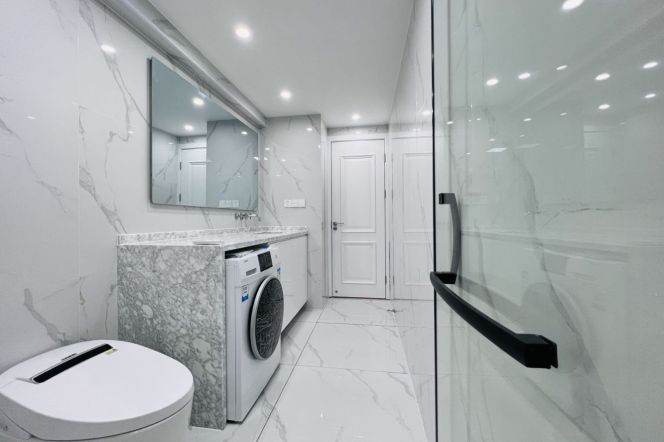 Zhongshan Park, with an outdoor balcony, a large wardrobe and a bathtub, 3-bedroom