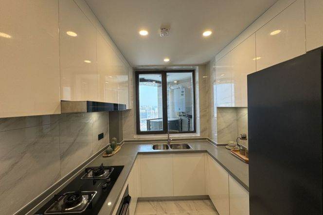 modern 2brs floor floor heating nice view near Xuhui Bundside line 7,12 many shopping mall