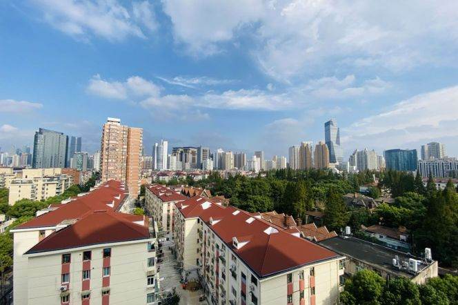 Zhongshan Park, with an outdoor balcony, a large wardrobe and a bathtub, 3-bedroom