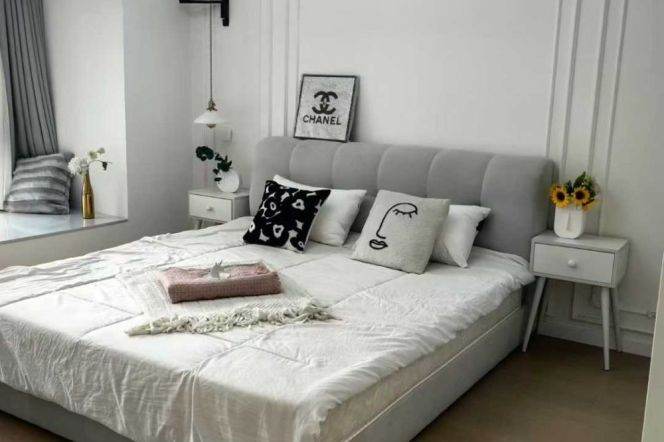 Prime 1BR between People's Sq & East Nanjing Rd | Central A/C & Dual Balconies | 15,800 RMB/Month