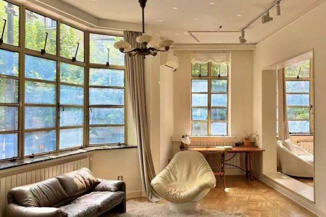 Fuxing West Road, a full-story old apartment building from 1935, with a 270° window view