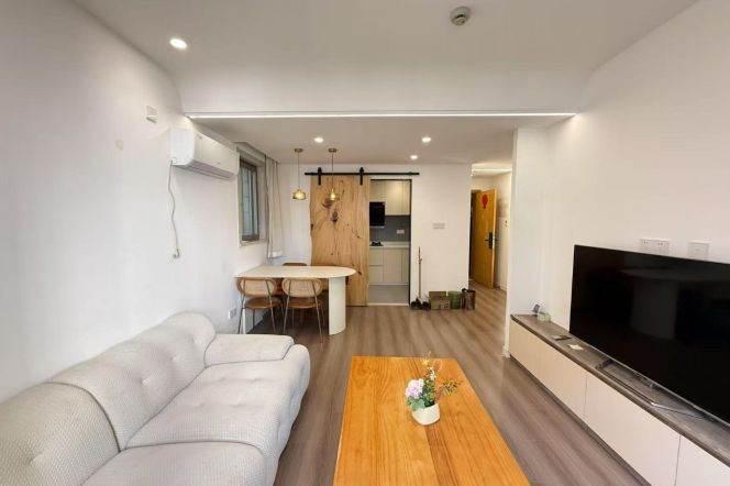 Sunny 2BR with Gym in Prime Location | Steps from 2 Metro Hubs & Shopping | 13,500 RMB/Month