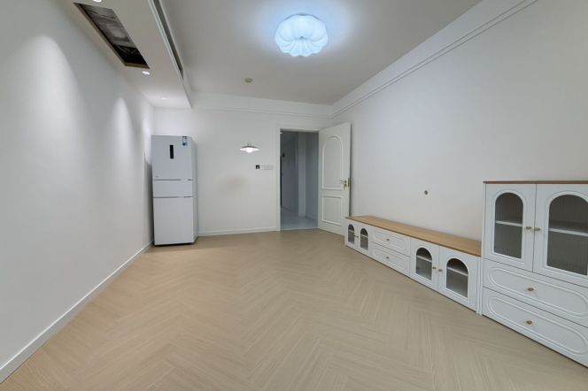 1Br,Good Lighting,Near Zhongshan Park station，Line 2